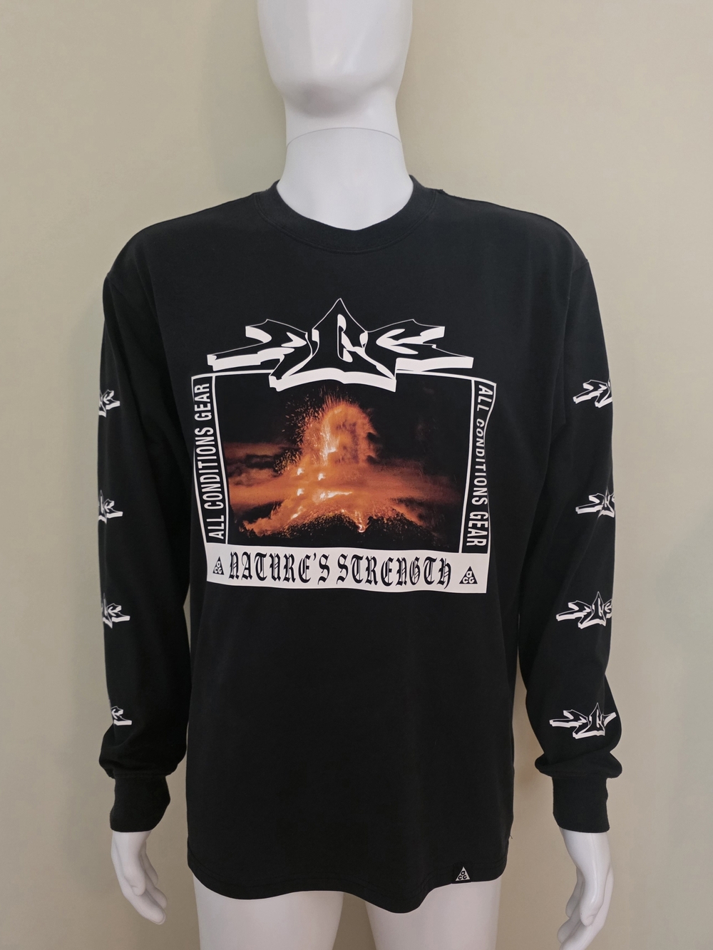 Nike ACG Volcano Black Graphic Long-Sleeve Shirt Men's Size Small.